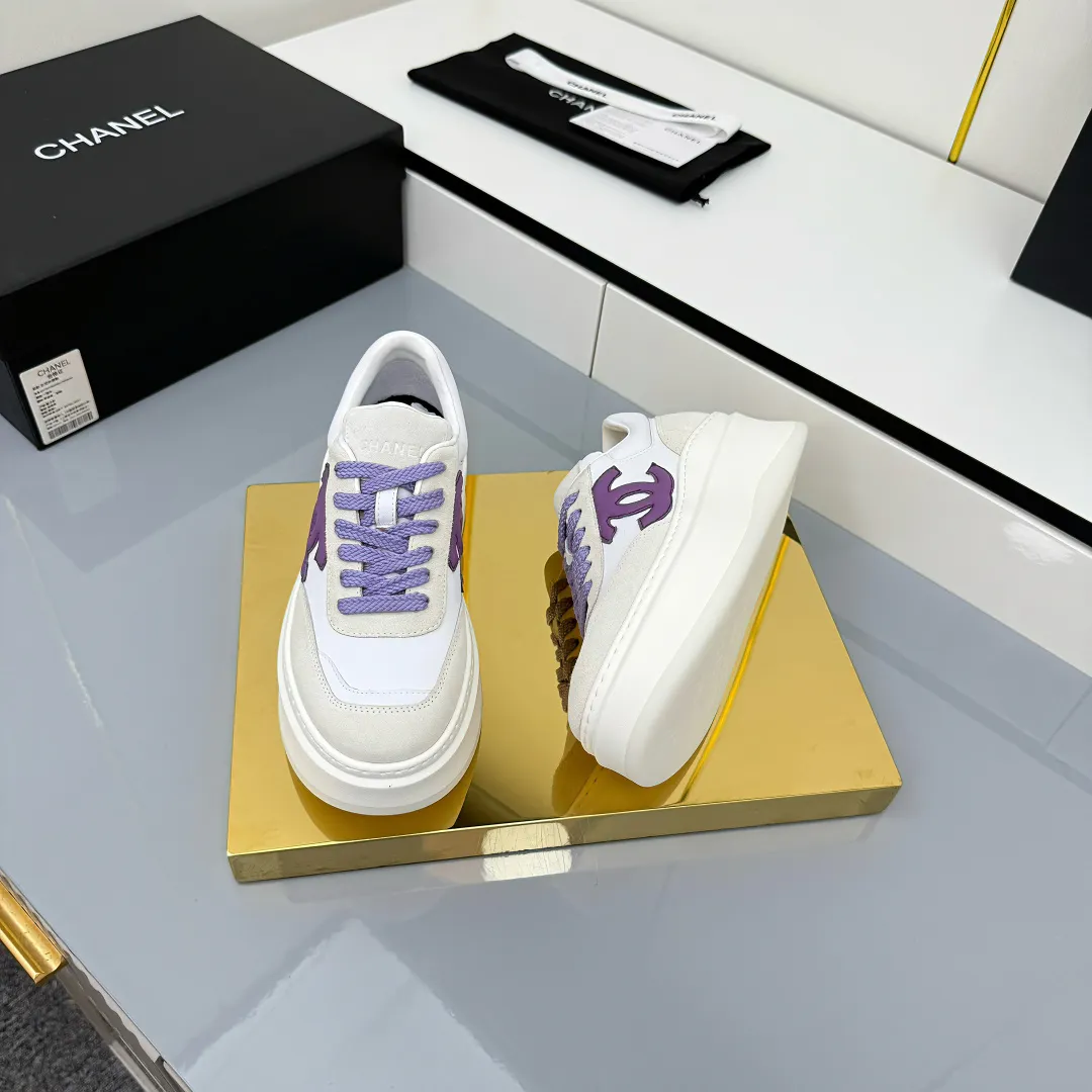 👟👟Ex-factory price 660👟👟 Top version! Chanel Chanel panda shoes! 2025 counter's top casual sports shoes. This classic design; the upper is electro-embroidered with a variety of techniques; the outsole is fashionable and sporty; the unusual inclusion of a variety of color matching elements... The diversified mix and match is very good-looking and versatile, and can be used for leisure, fashion, sports, and outdoor... ꫛꫀꪝ Go➫ Materials: ❶Upper made of: original imported first-layer silk cowhide + original waterproof cloth + original first-layer cowhide ❷Inner lining: Original Yangli+wang ❸ Outsole based on: Original TPU combination outsole Counter boutique packaging complete set for women 35–41